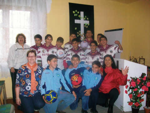 This is the whole team kitted out. Alison Downey, ife of the lorry owner, proudly poses with the boys who recieved their dreams come true